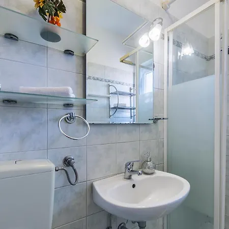 Cozy In With Wifi Apartment Pula