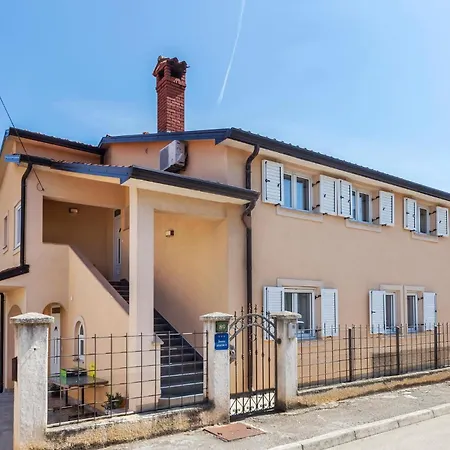 Cozy In With Wifi Apartment Pula